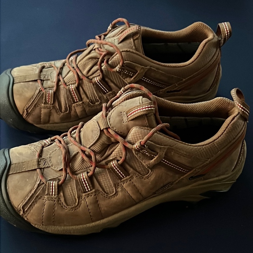 men’s 10 - Keen low top hiking boots. Wore outside one time.